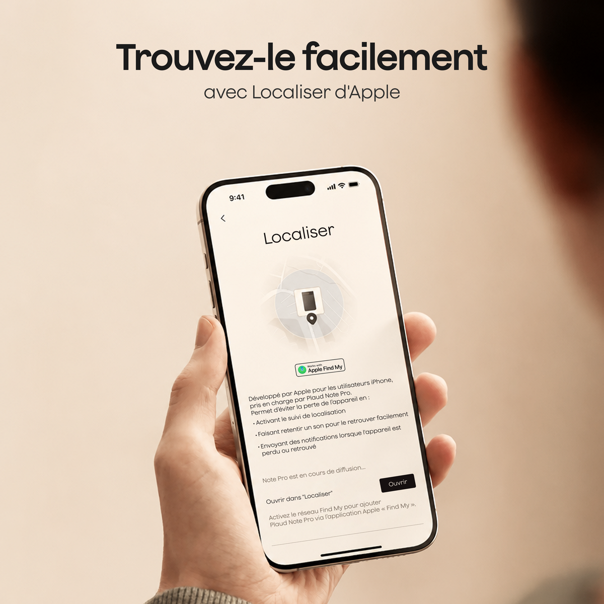 Une main tient un iPhone affichant l'application Localiser d'Apple pour situer un Plaud Note Pro et le trouver facilement.