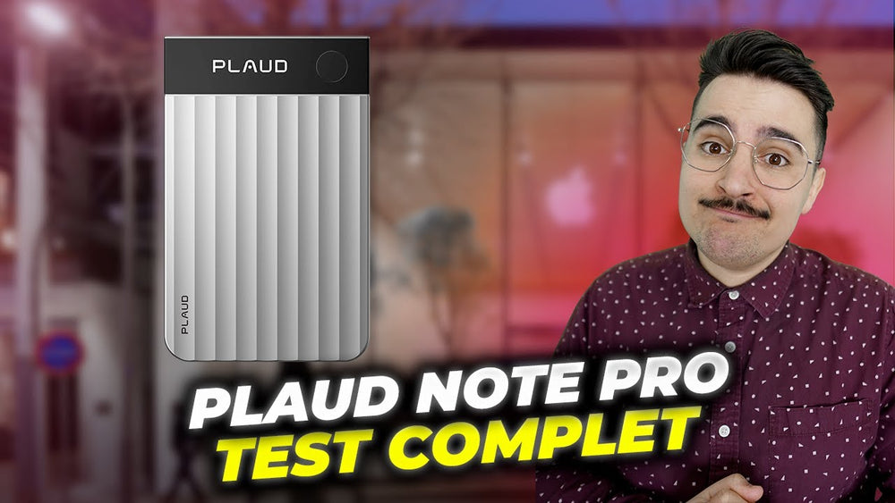 Un homme aux lunettes et moustache présente un Plaud Note Pro argenté, avec le texte "TEST COMPLET" en surimpression.