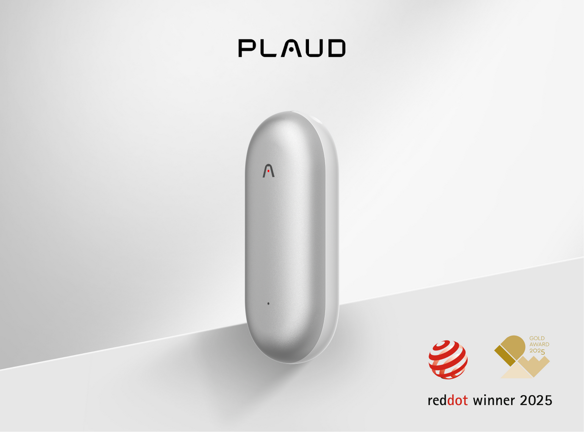 Un Plaud NotePin argenté est présenté sur un fond clair, avec le logo Plaud et les récompenses Red Dot et Gold Award 2025.